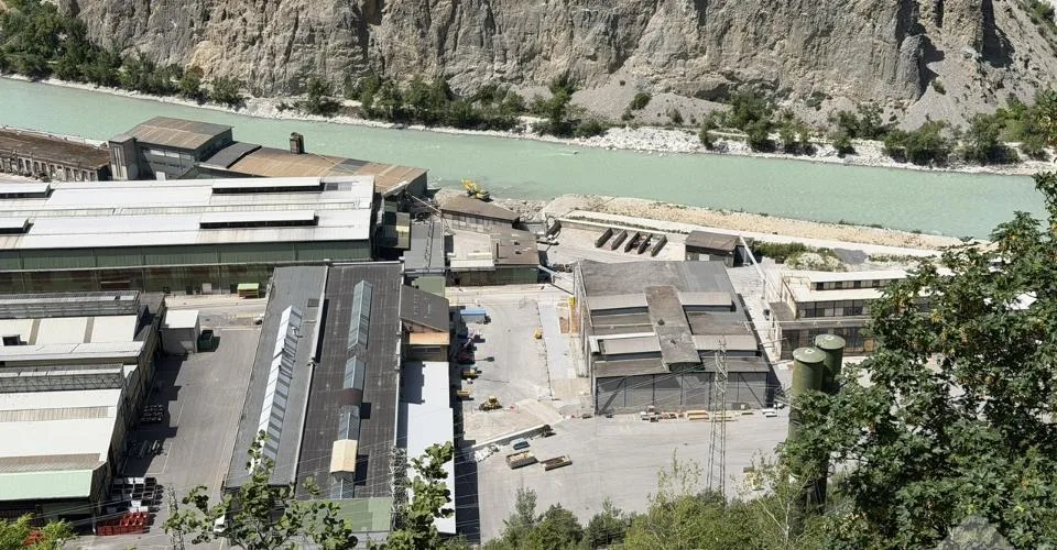 Halle industrielle de 20'500 m3 et de 2'130 m2 avec accès sécurisé
