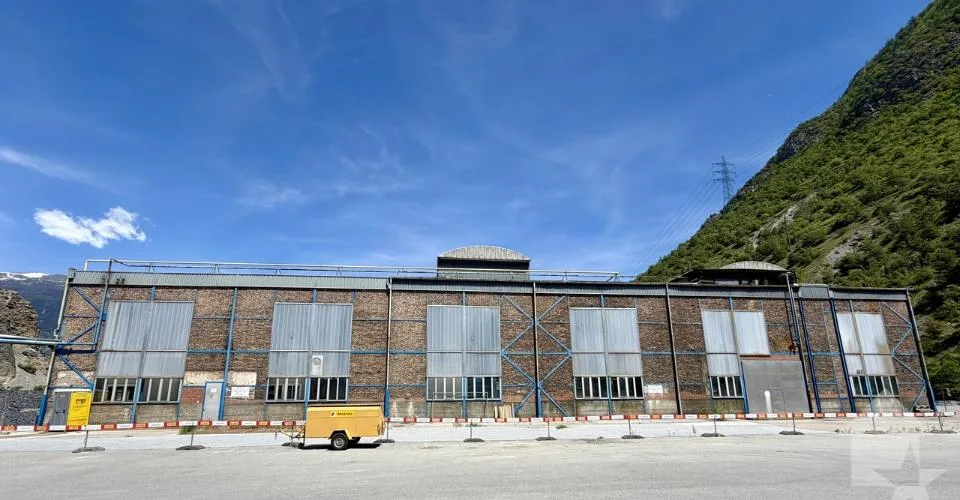 Halle industrielle de 20'500 m3 et de 2'130 m2 avec accès sécurisé