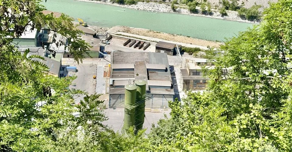 Halle industrielle de 20'500 m3 et de 2'130 m2 avec accès sécurisé