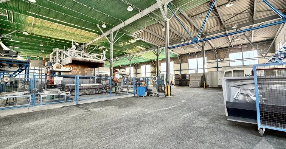 Halle industrielle de 20'500 m3 et de 2'130 m2 avec accès sécurisé