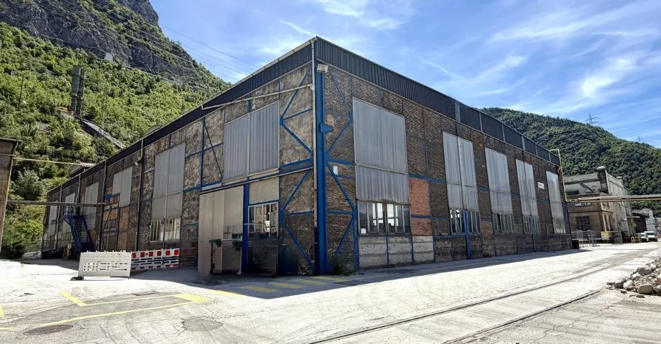 Halle industrielle de 20'500 m3 et de 2'130 m2 avec accès sécurisé