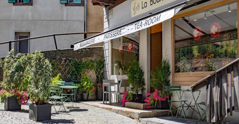 Au coeur du village, comprenant un commerce, laboratoire et appartemen