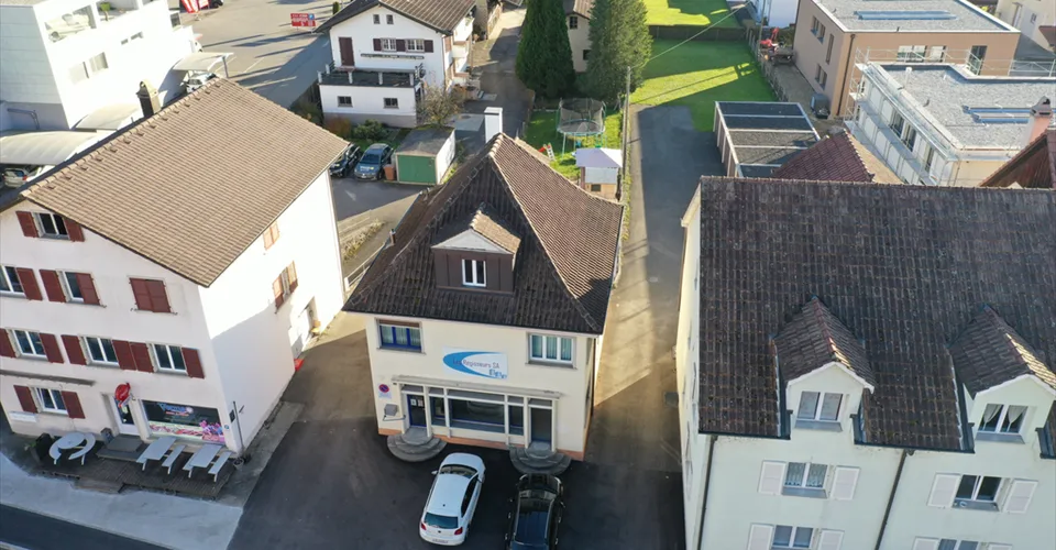 Au centre du village - visibilité optimale