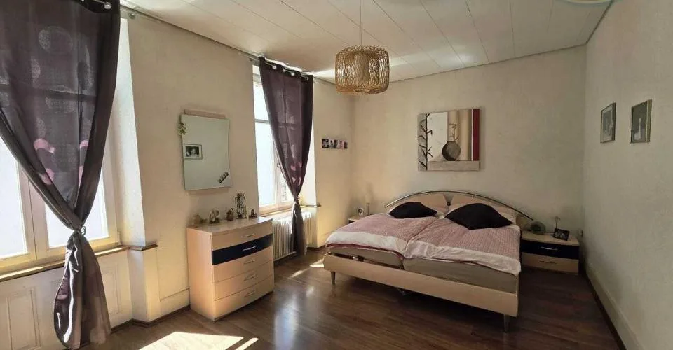 Immeuble avec un grand appartement, laboratoire et logement