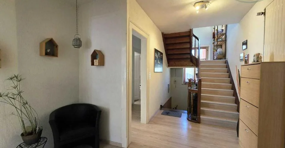 Immeuble avec un grand appartement, laboratoire et logement