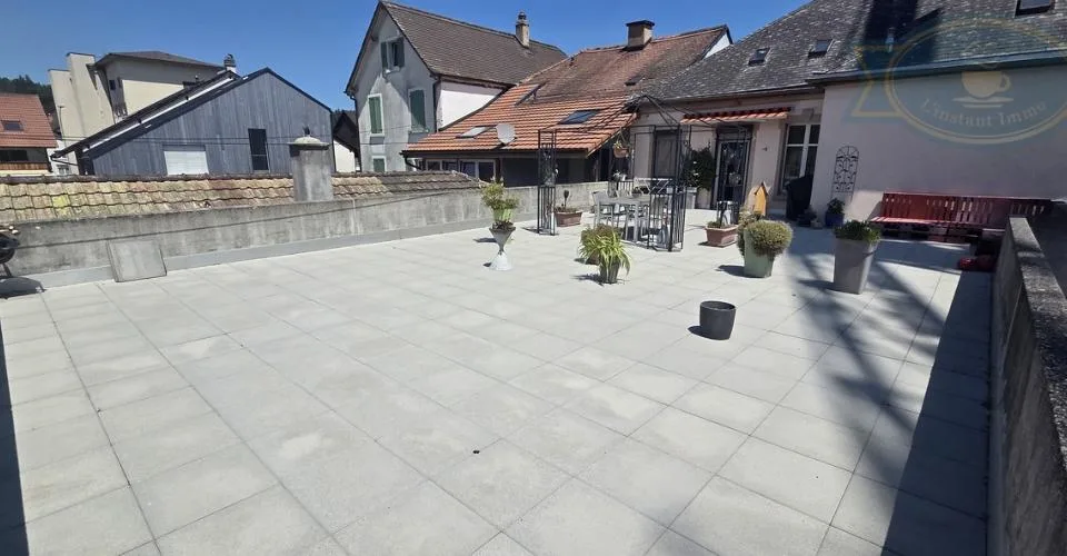Immeuble avec un grand appartement, laboratoire et logement