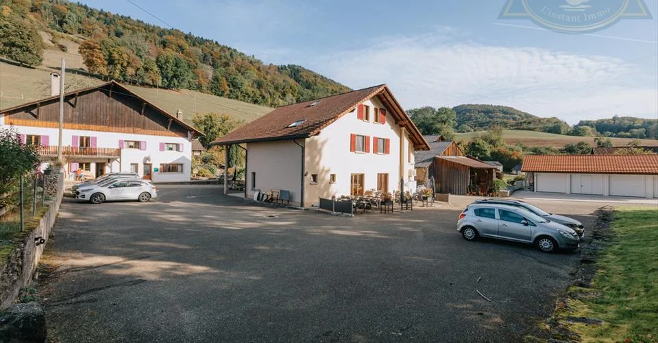 Immeuble mixte situé au coeur du village de Seleute. – photo 2 sur 13