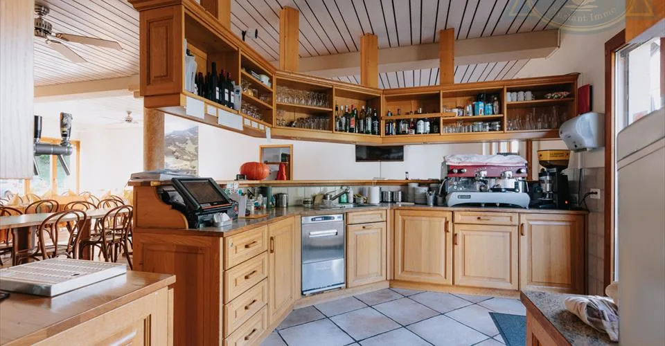 Immeuble mixte situé au coeur du village de Seleute. – photo 8 sur 13