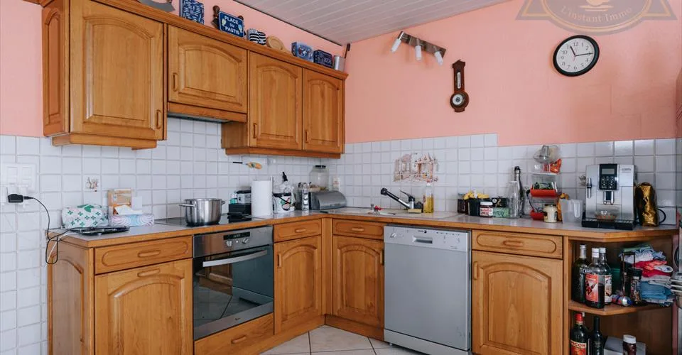 Immeuble mixte situé au coeur du village de Seleute. – photo 5 sur 13