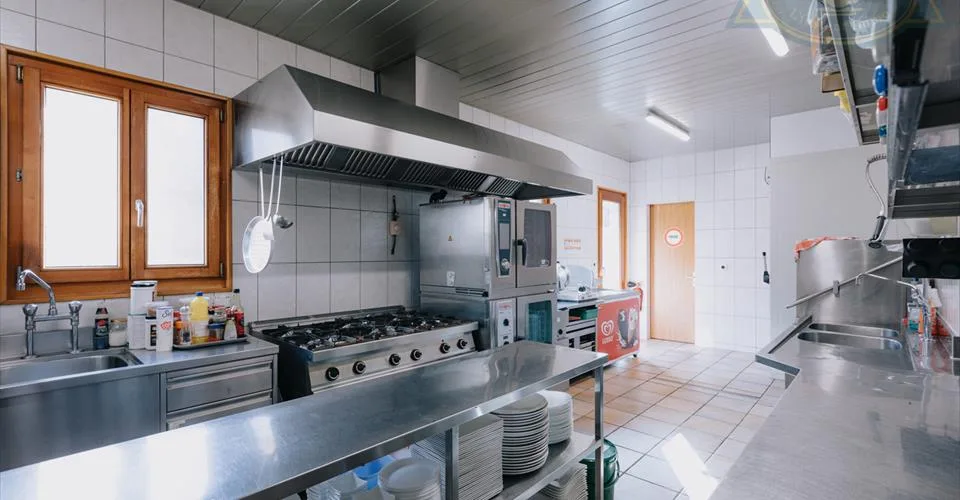 Immeuble mixte situé au coeur du village de Seleute. – photo 9 sur 13