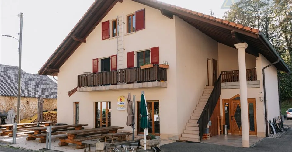 Immeuble mixte situé au coeur du village de Seleute.