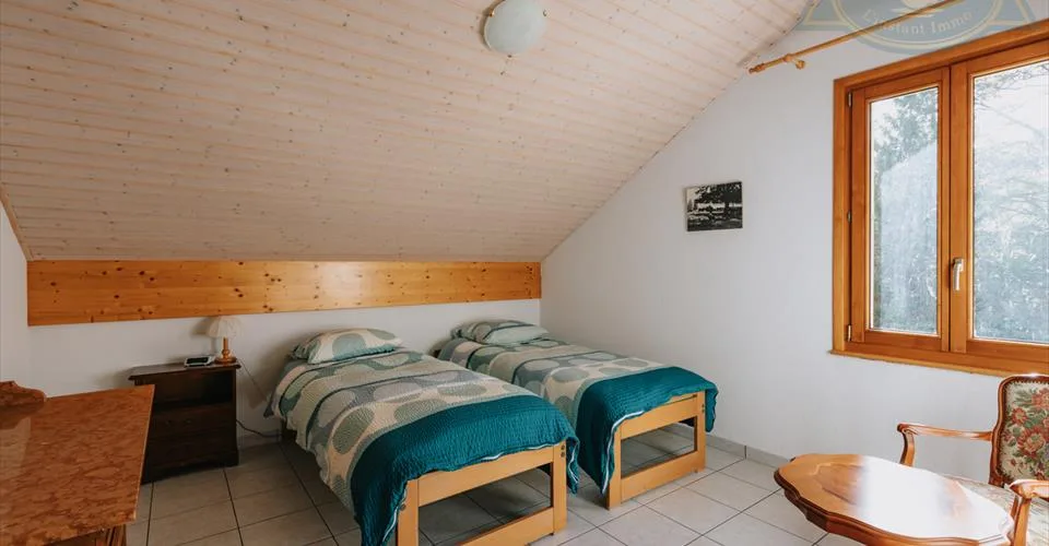 Immeuble mixte situé au coeur du village de Seleute. – photo 11 sur 13