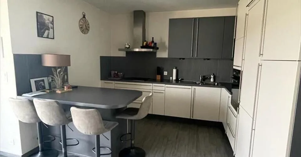 À vendre à Alle immeuble de 4 appartements et 1 restaurant