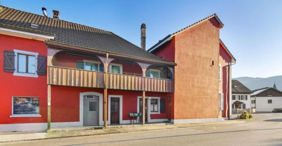 Magnifique immeuble de 2 appartements et un restaurant