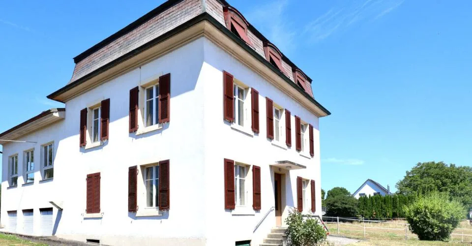 Immeuble mixte de 3 appartements et locaux artisanaux à Porrentruy