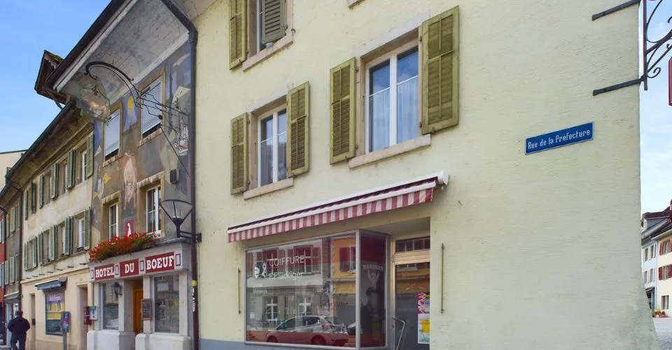 Magnifique et grand immeuble avec un local commercial