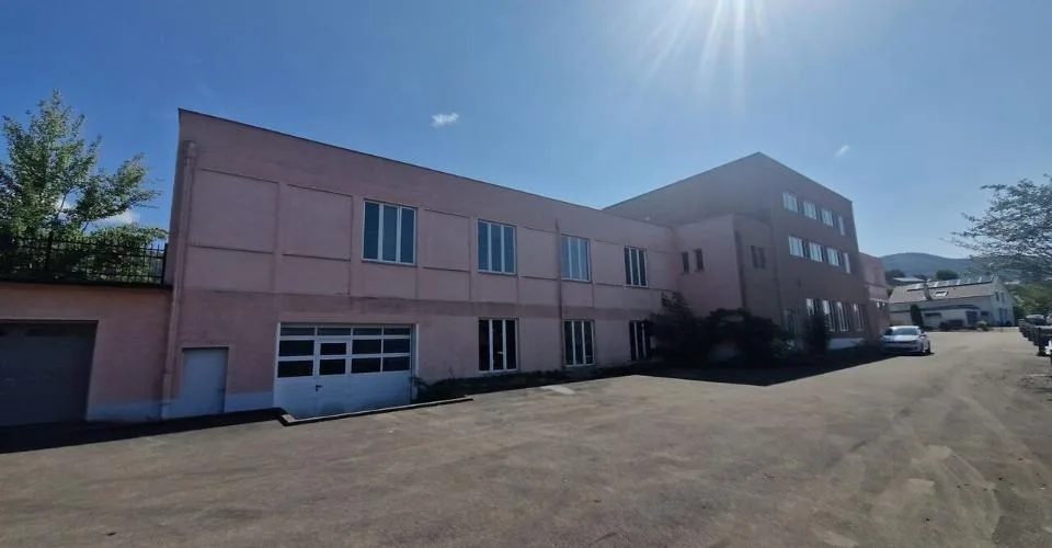 Usine avec 2 appartements à vendre à Courfaivre