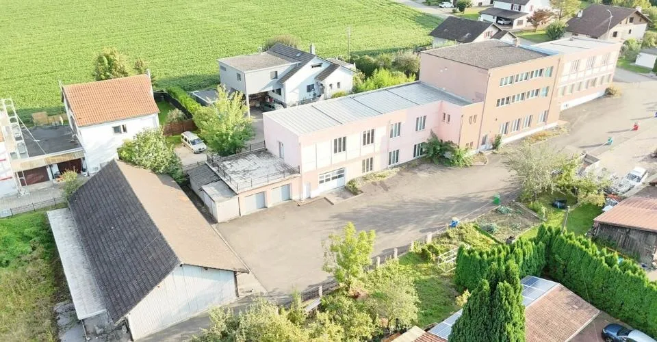 Usine avec 2 appartements à vendre à Courfaivre