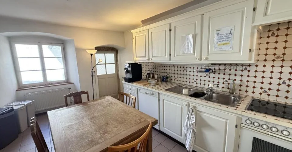 À vendre à Porrentruy bel immeuble de 2 appartements et 1 commerce