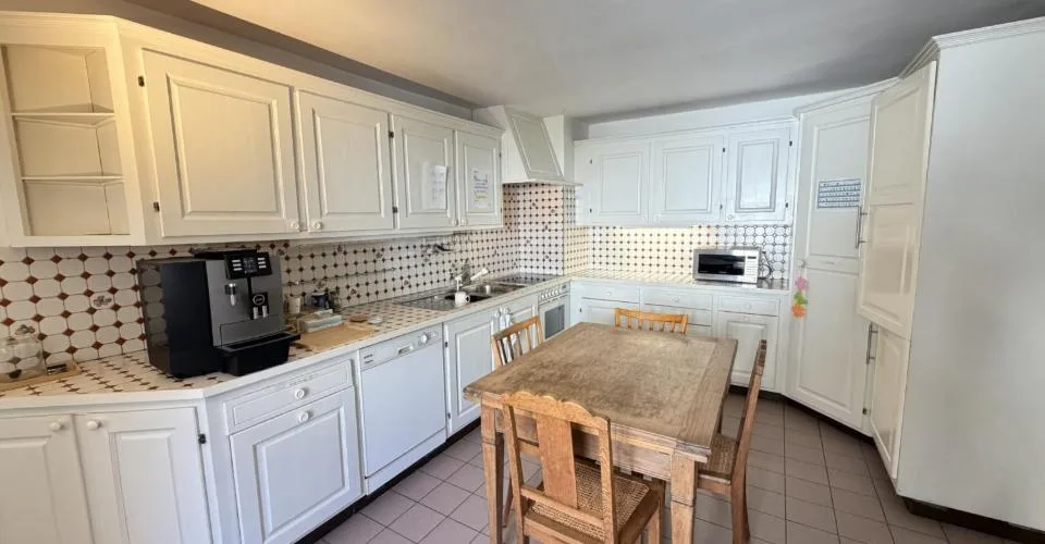 À vendre à Porrentruy bel immeuble de 2 appartements et 1 commerce
