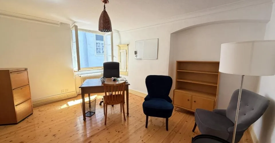 À vendre à Porrentruy bel immeuble de 2 appartements et 1 commerce