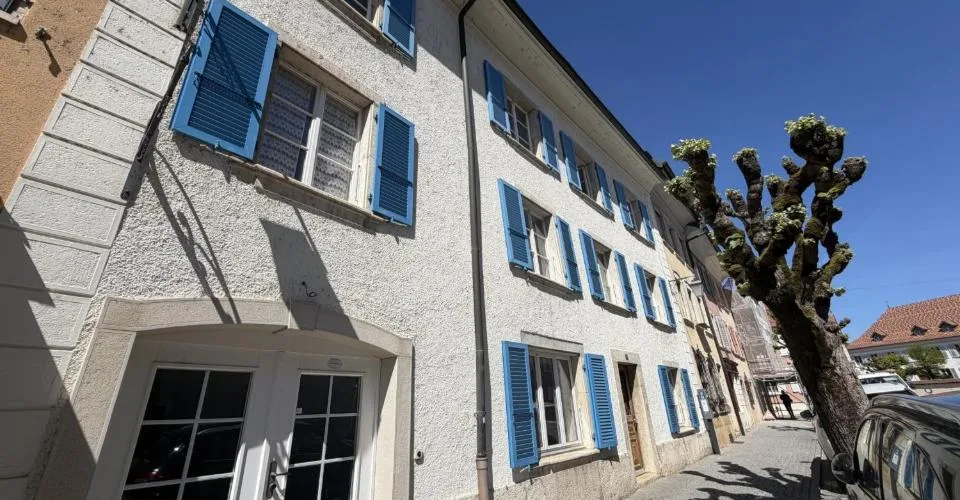 À vendre à Porrentruy bel immeuble de 2 appartements et 1 commerce