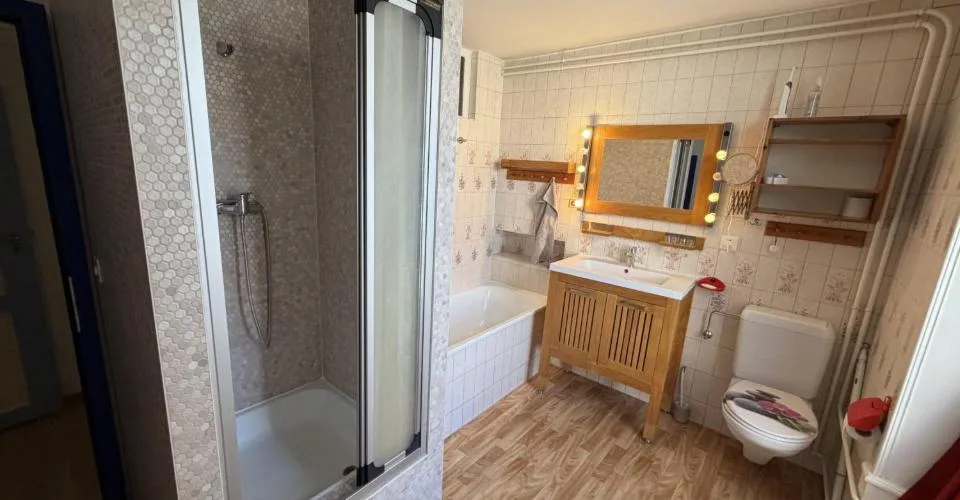 À vendre à Porrentruy bel immeuble de 2 appartements et 1 commerce