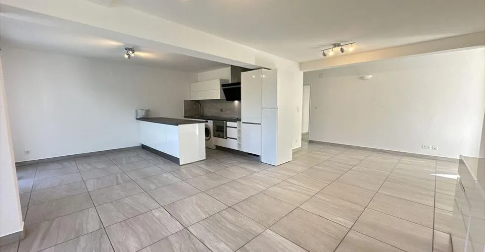 Bel immeuble de 8 appartements rénovés à vendre à Courgenay