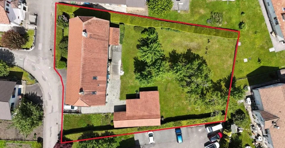 À vendre à Glovelier immeuble de 3 appartements et grand terrain