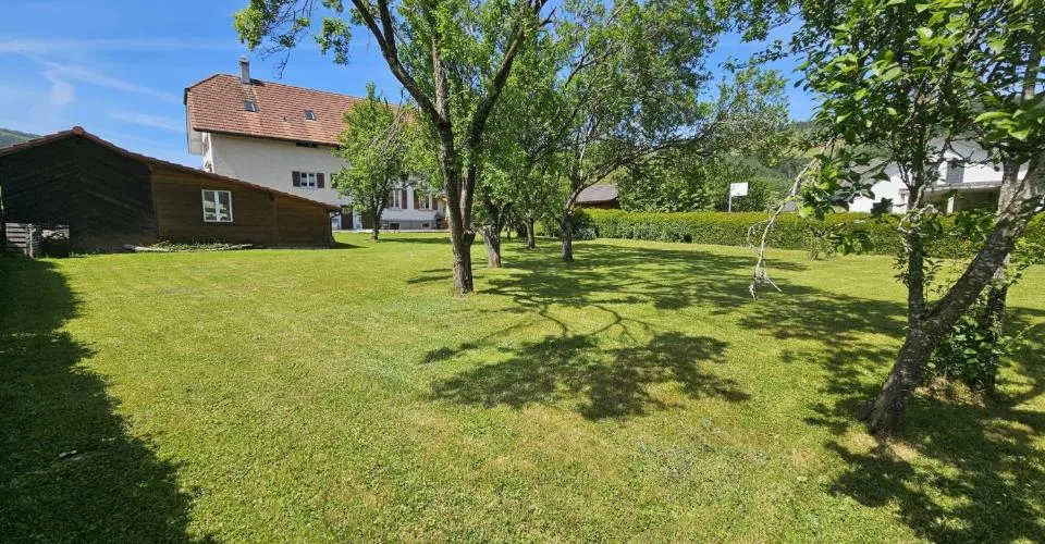 À vendre à Glovelier immeuble de 3 appartements et grand terrain