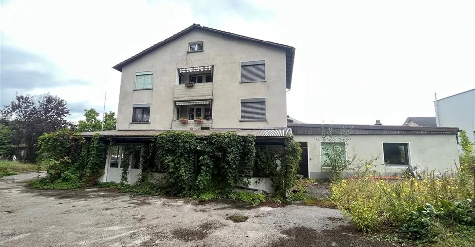 Immeuble mixte en rénovation à Rossemaison