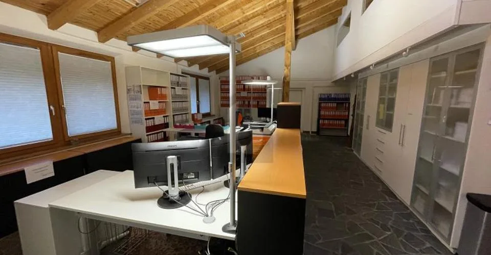 BÜRO, LAGER MIT ZWEI WOHNUNGEN