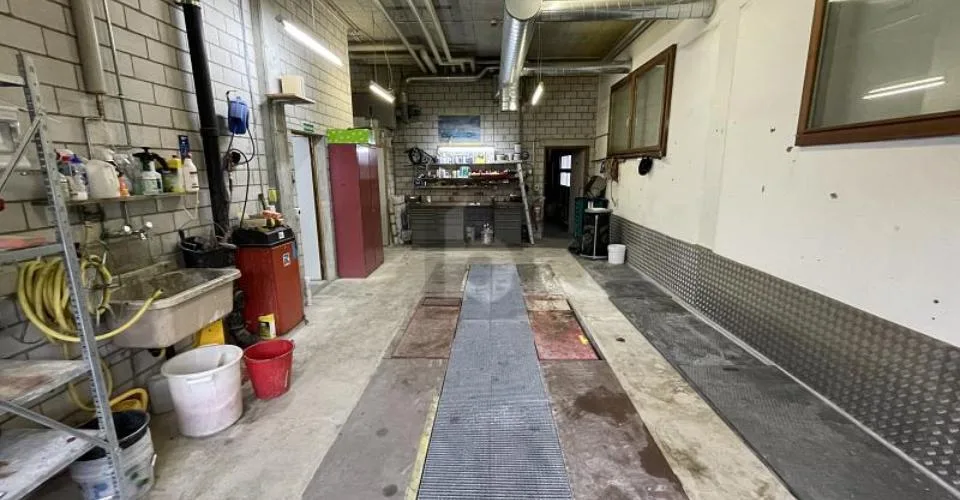 BÜRO, LAGER MIT ZWEI WOHNUNGEN