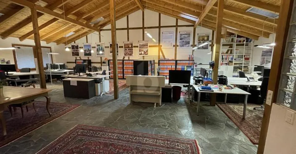 BÜRO, LAGER MIT ZWEI WOHNUNGEN