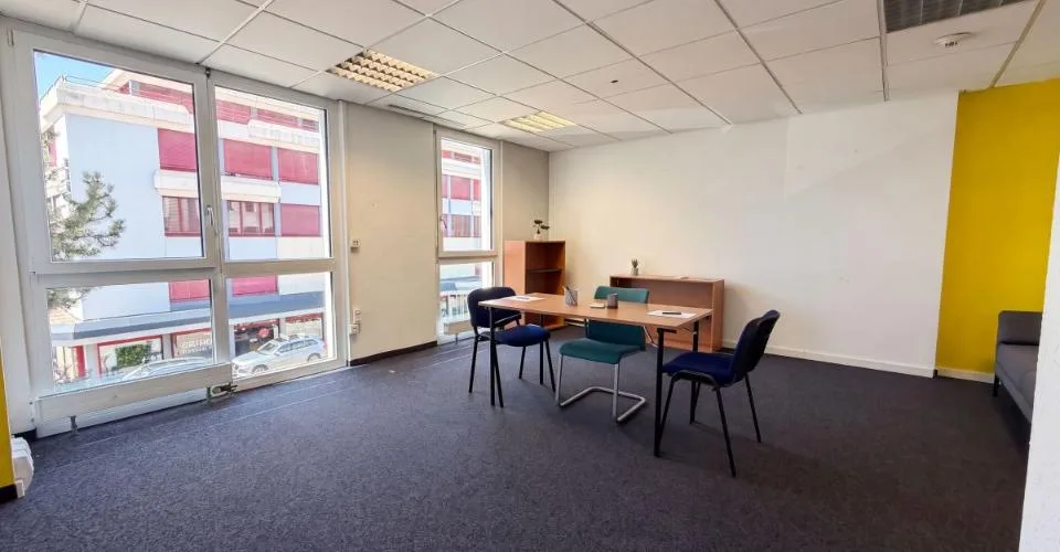 Local commercial à vendre à Crissier - 7,5 pièces de 179m2 avec un dépôts et des places de parking !