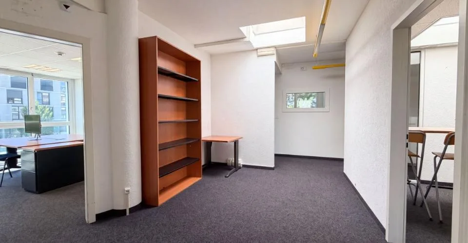 Local commercial à vendre à Crissier - 7,5 pièces de 179m2 avec un dépôts et des places de parking !