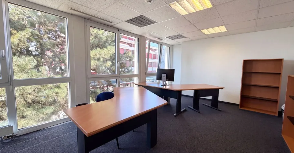 Local commercial à vendre à Crissier - 7,5 pièces de 179m2 avec un dépôts et des places de parking !