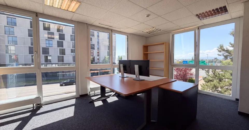 Local commercial à vendre à Crissier - 7,5 pièces de 179m2 avec un dépôts et des places de parking !