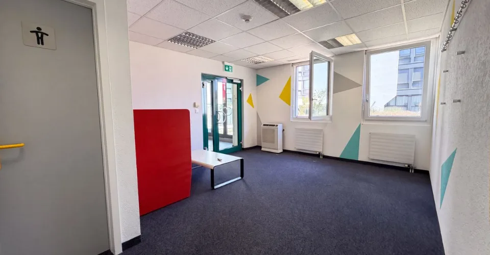 Local commercial à vendre à Crissier - 7,5 pièces de 179m2 avec un dépôts et des places de parking !