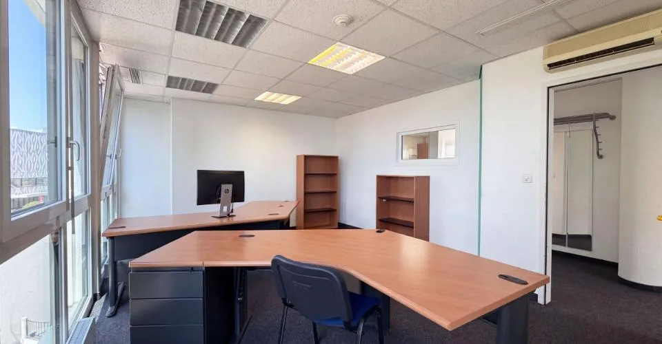 Local commercial à vendre à Crissier - 7,5 pièces de 179m2 avec un dépôts et des places de parking !