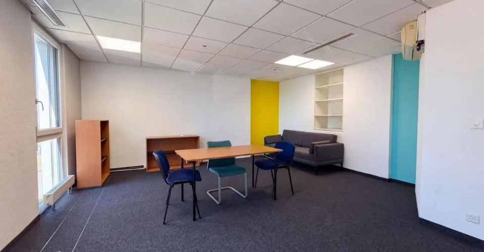 Local commercial à vendre à Crissier - 7,5 pièces de 179m2 avec un dépôts et des places de parking !
