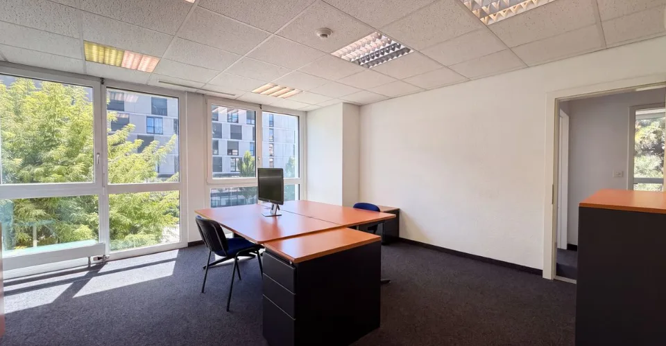 Local commercial à vendre à Crissier - 7,5 pièces de 179m2 avec un dépôts et des places de parking !