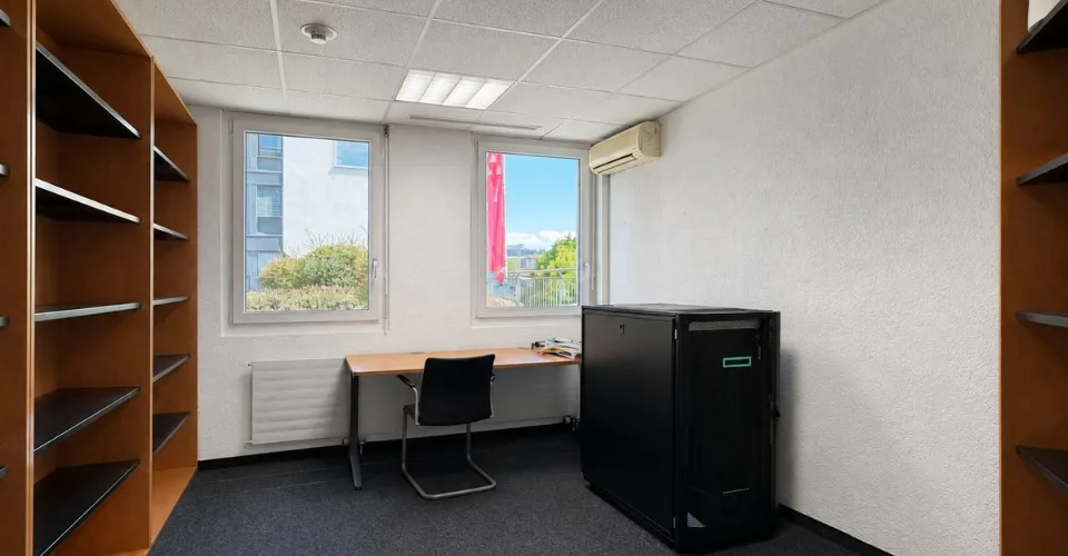 Local commercial à vendre à Crissier - 7,5 pièces de 179m2 avec un dépôts et des places de parking !
