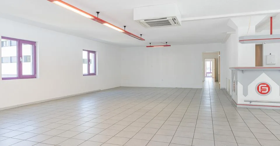 Espaces de bureaux et atelier divisibles, idéalement situés à Viège.
