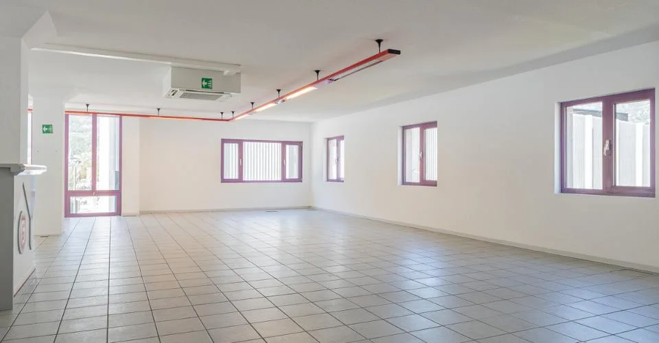 Espaces de bureaux et atelier divisibles, idéalement situés à Viège.