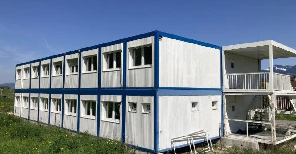 AFFAIRE À SAISIR - TERRAIN ARTISANAL AVEC CONTAINERS - EXCELLENT POTENTIEL