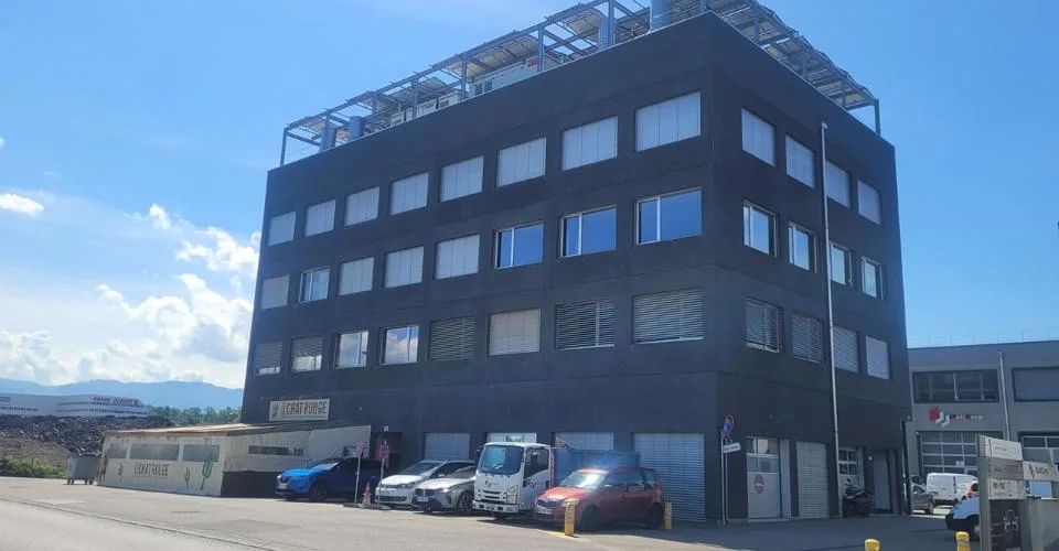 SATIGNY - Bureau de 98 m2 PPE au 1er étage d'un immeuble commercial