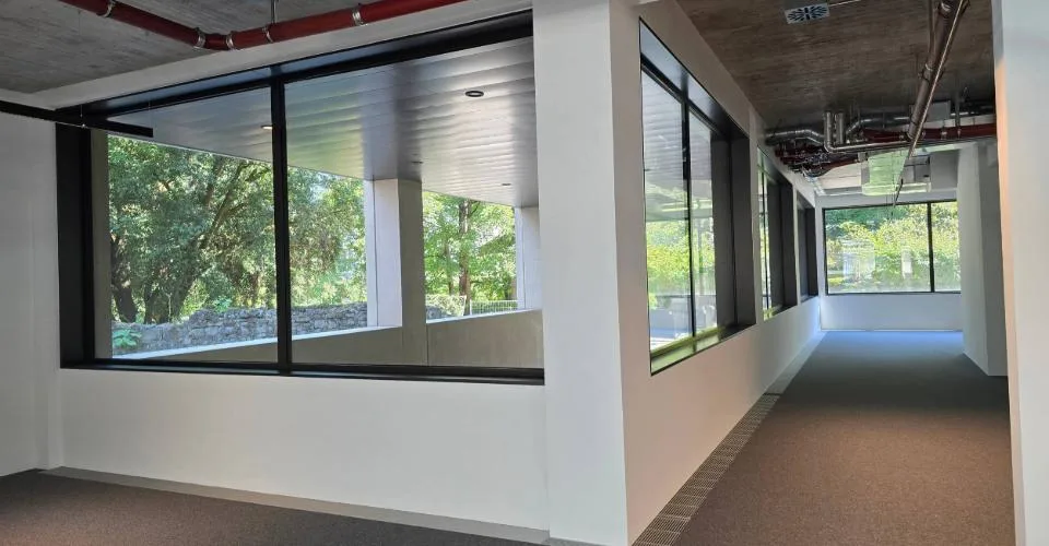 3 luxueux bureaux neuf et 3 dépôts à vendre