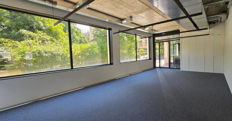 3 luxueux bureaux neuf et 3 dépôts à vendre
