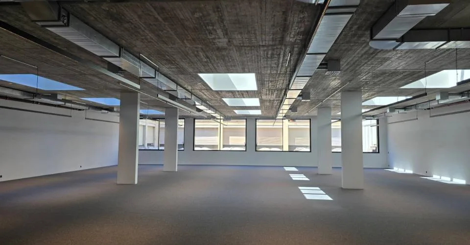 3 luxueux bureaux neuf et 3 dépôts à vendre